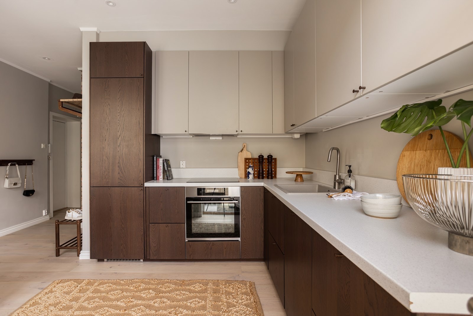 Etablert nytt gulv (avretting) også på kjøkkenet i 2023 og lagt ny enstavs eikeparkett fra Pergo Galleribilde