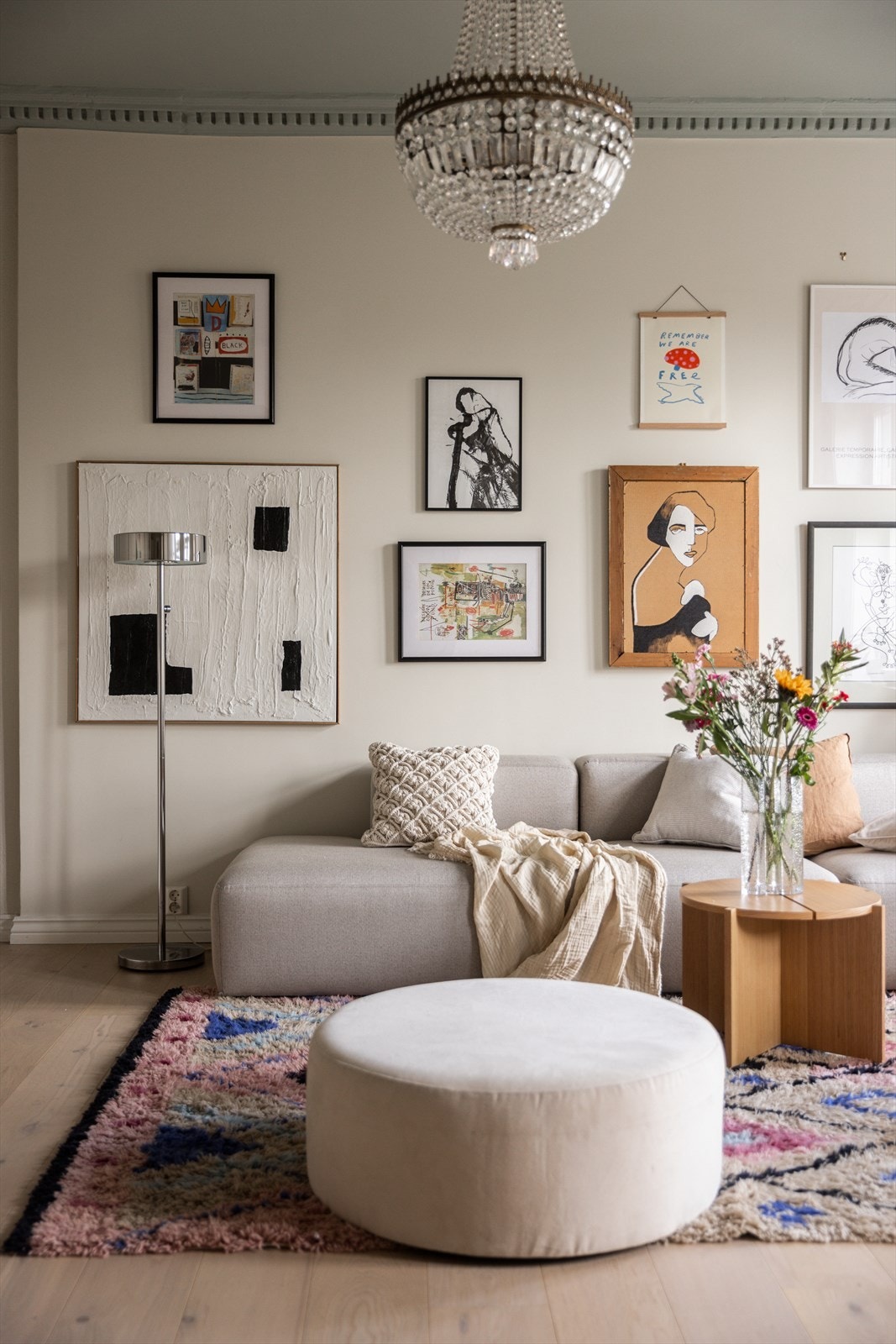 Gulvene ble avrettet i 2023 og det er lagt en nydelig Pergo enstavs eikeparkett Galleribilde