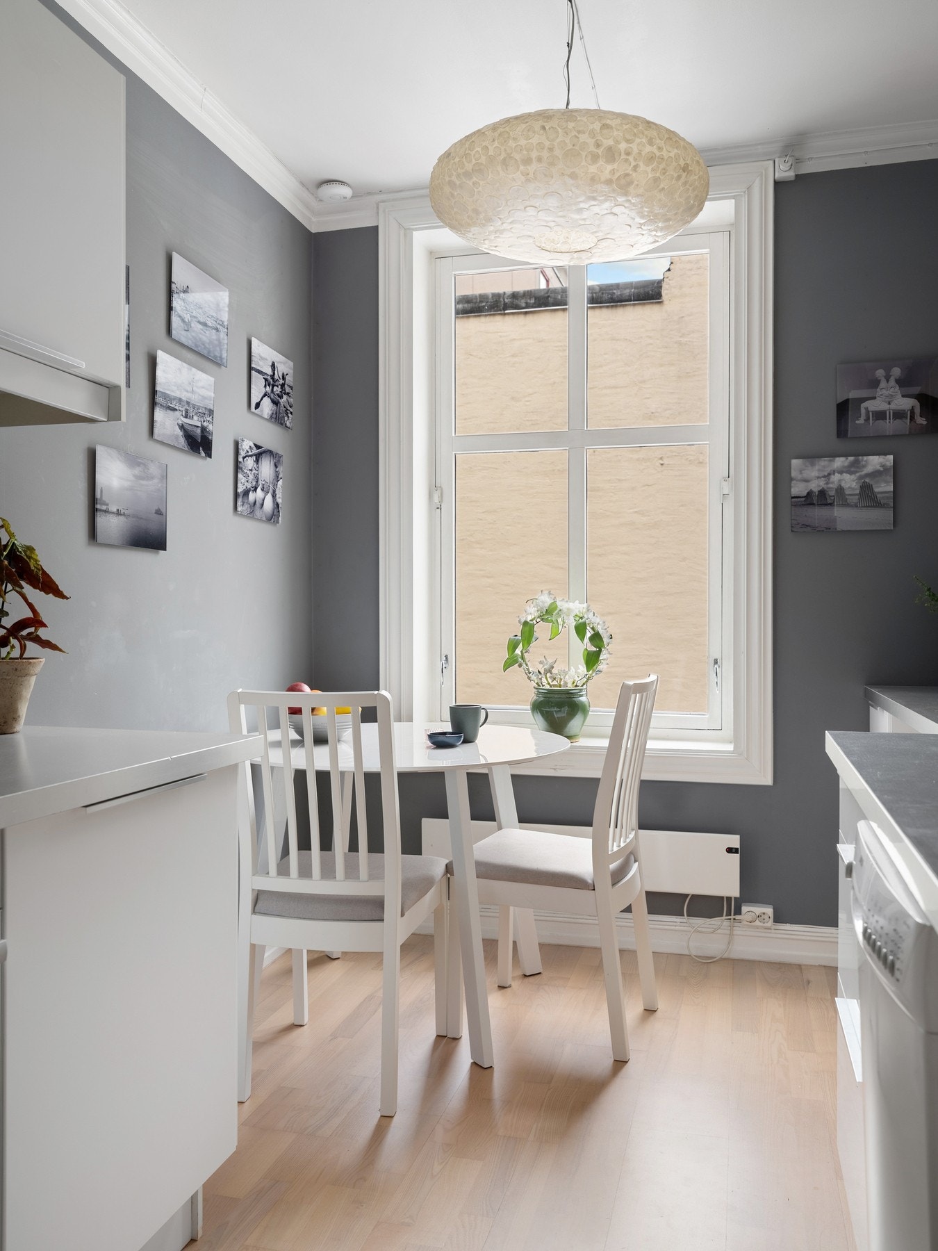 Spiseplass ved vinduet med utsikt mot bakgården. Galleribilde