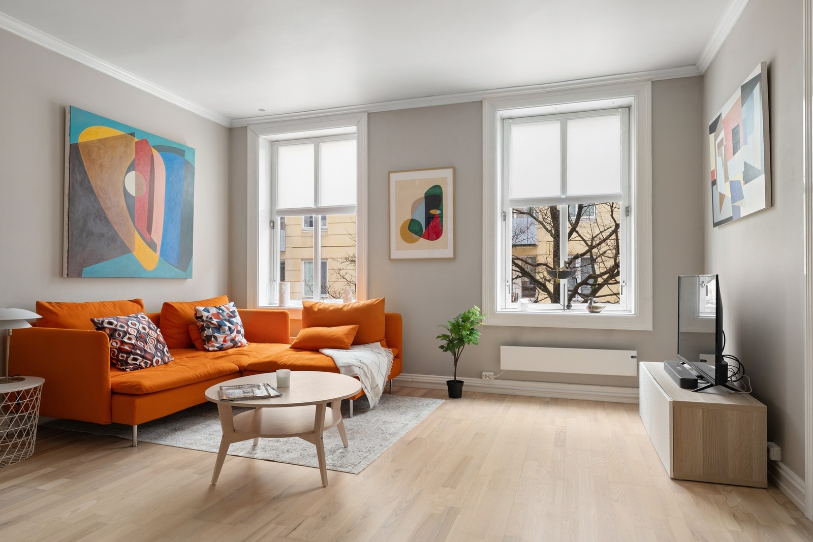 Store vindusoverflater slipper inn rikelig med naturlig lys. Galleribilde