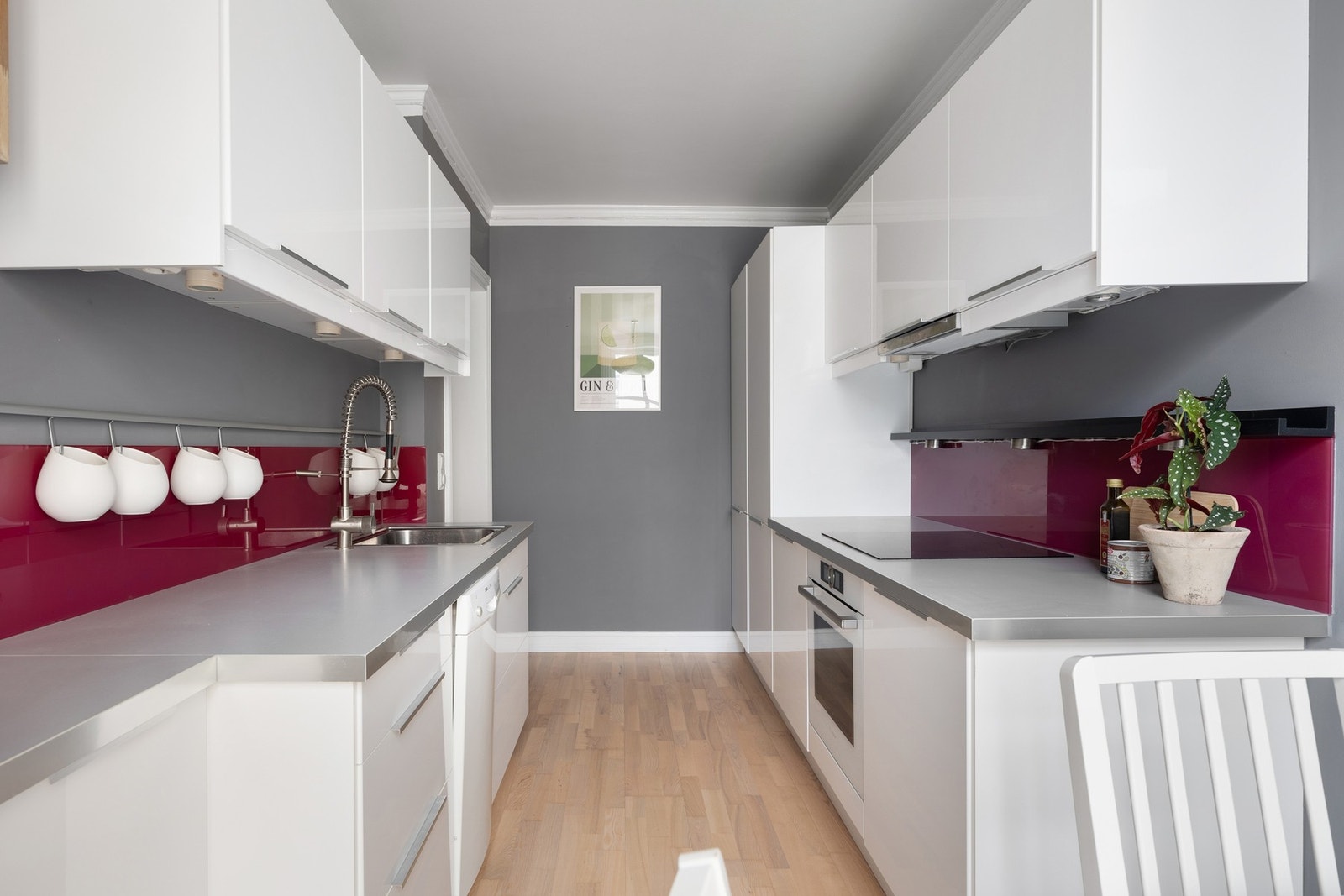 Masse skap- og benkeplass. Galleribilde