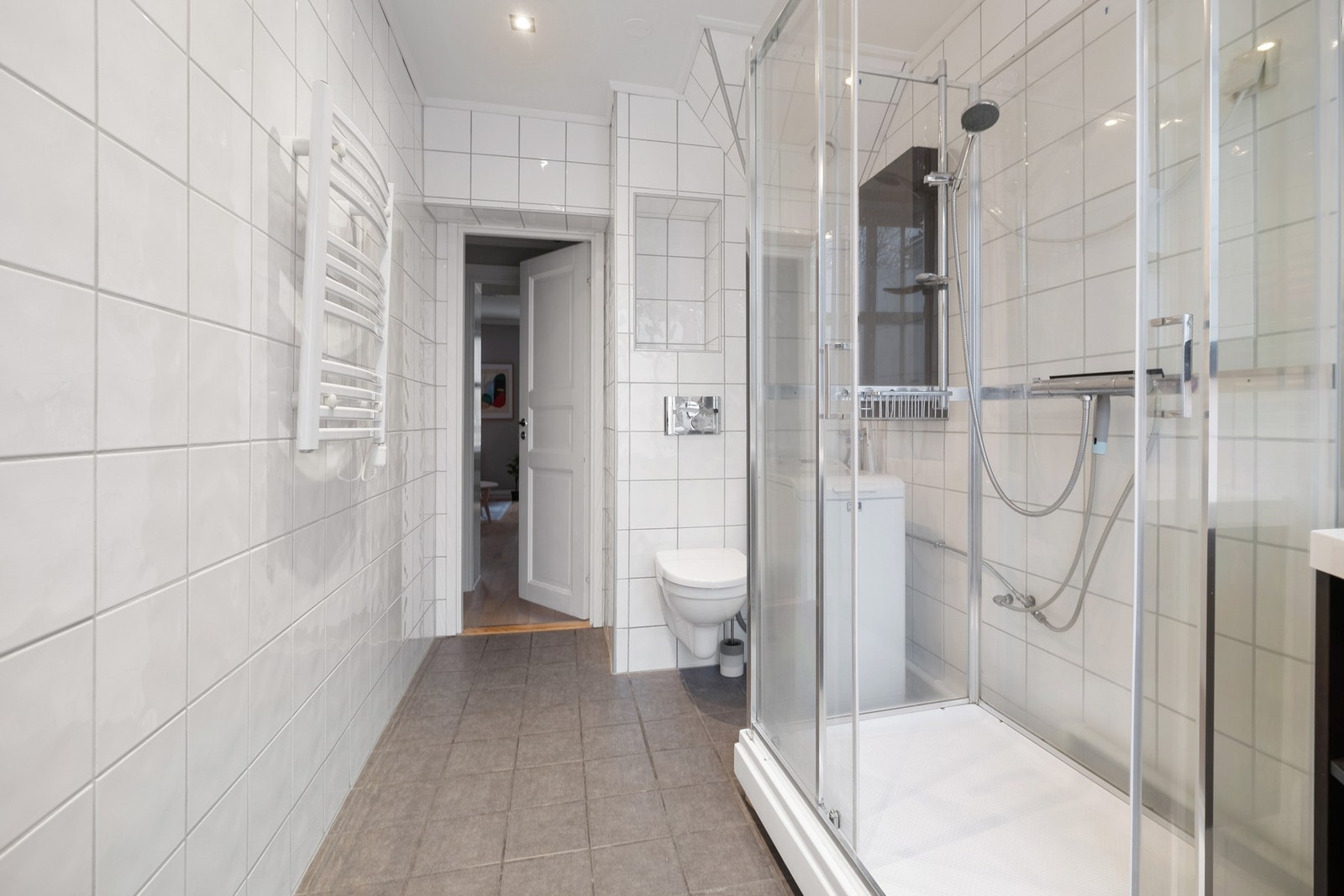 Badet er utstyrt med bl.a elektrisk håndkletørker og vegghengt toalett. Galleribilde