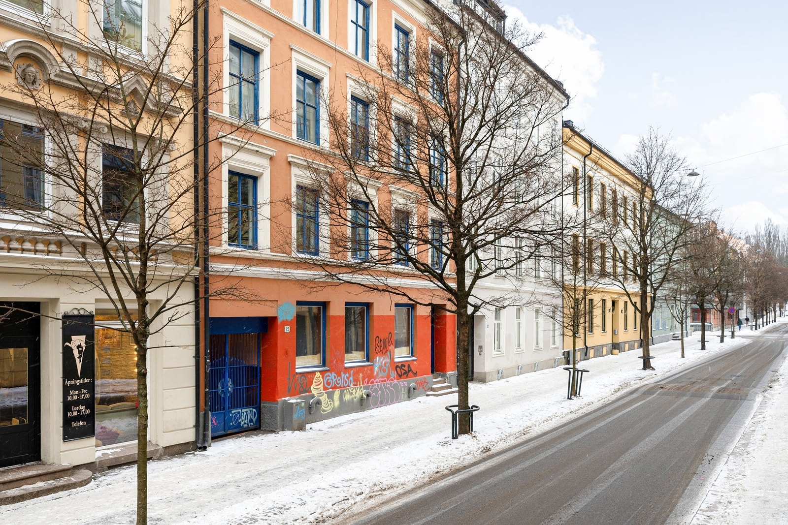 Bygård med næringslokale i 1.etasje og boliger i øvrige etasjer. Boder på loft og i kjeller. Galleribilde