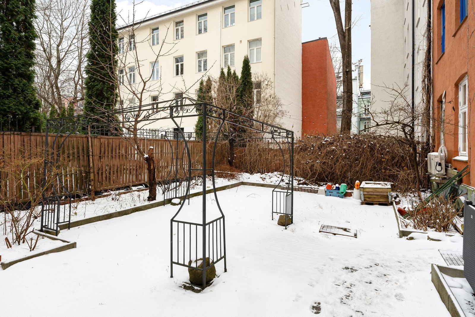 Tomten er opparbeidet med steinbelagte arealer, beplantninger, trær og er delvis inngjerdet. Galleribilde