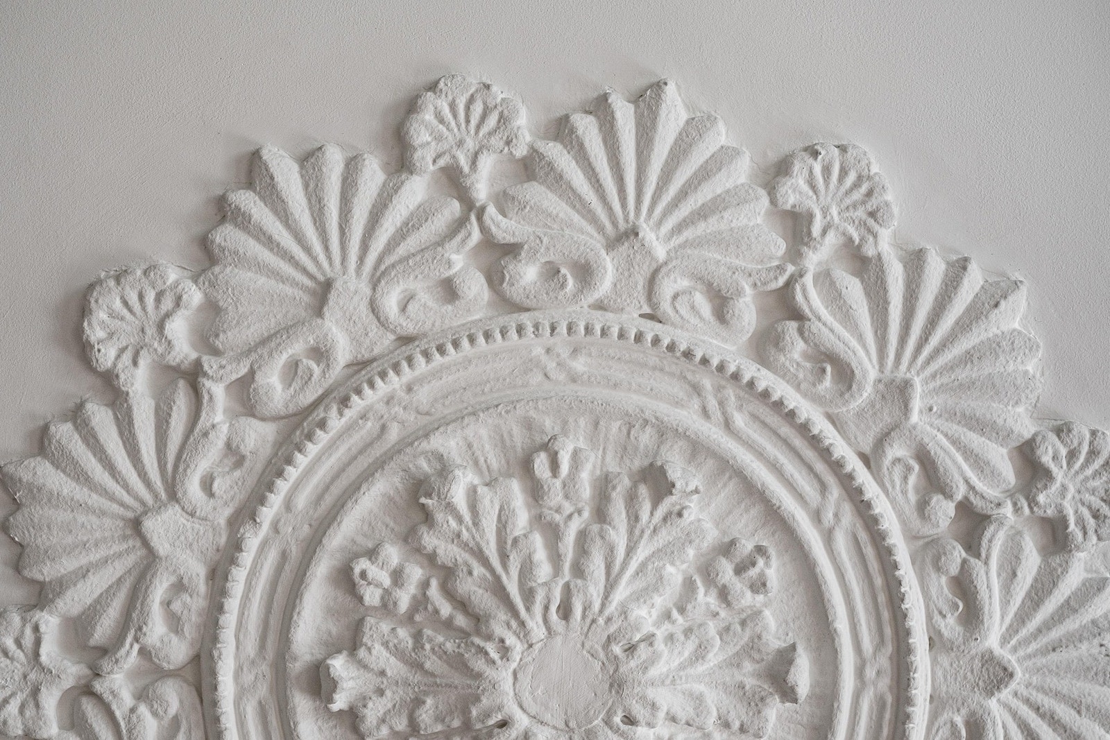 Klassiske detaljer som rosett, og generøs takhøyde. Galleribilde