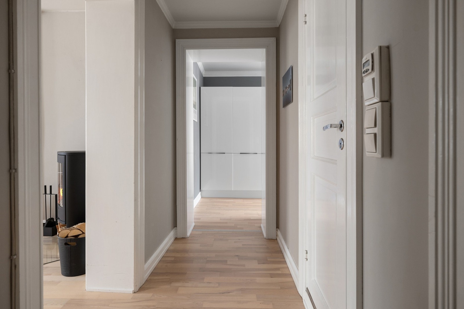 Vegger og himlinger består av malt mur og malte plater. Galleribilde