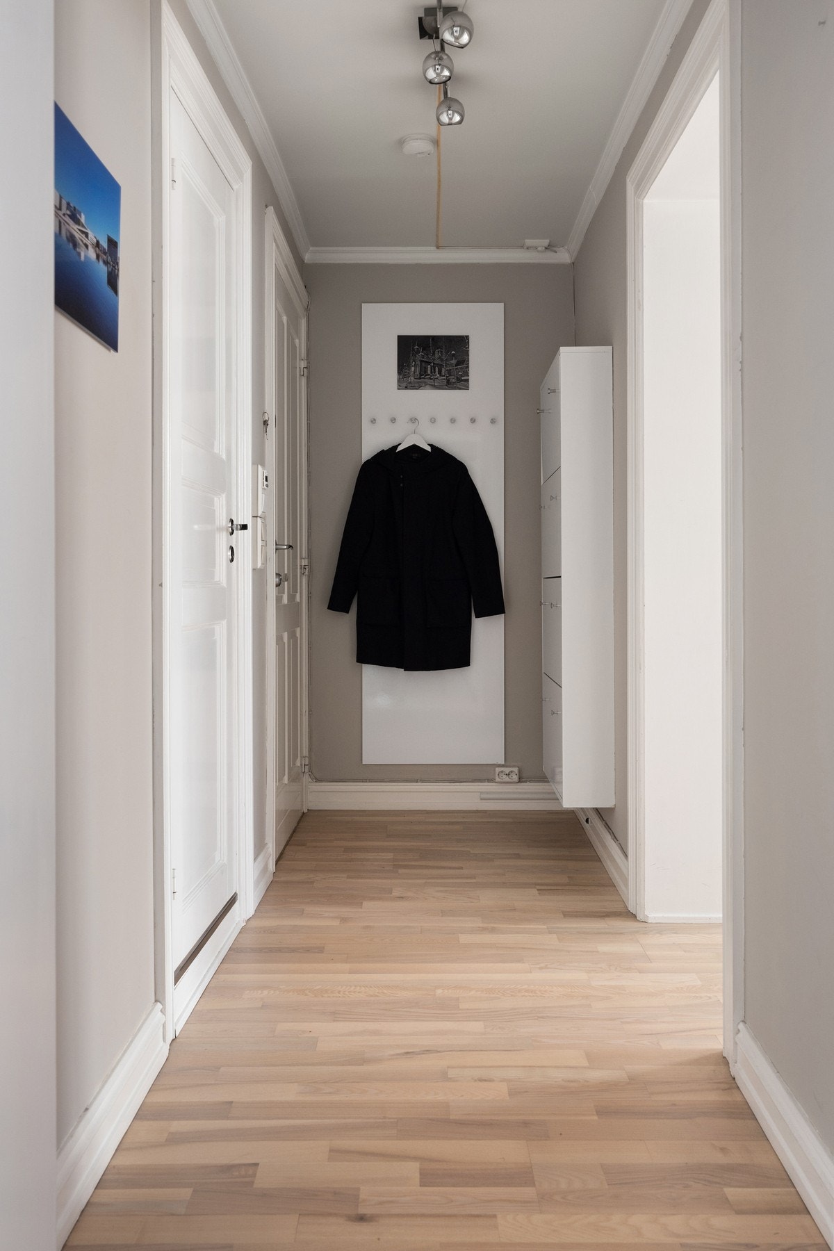 God plass i entre til å henge fra seg yttertøy og sette fra seg sko. Galleribilde