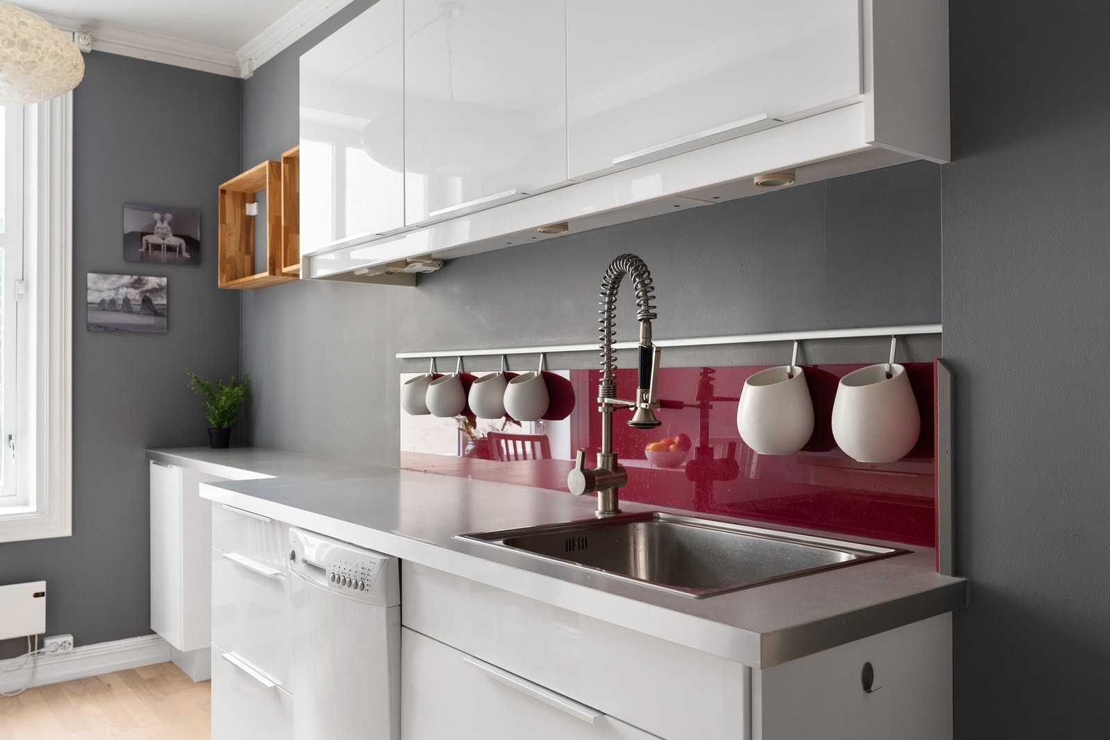 Nedfelt rustfri oppvaskkum og ett-greps blandebatteri med spylefunksjon Galleribilde