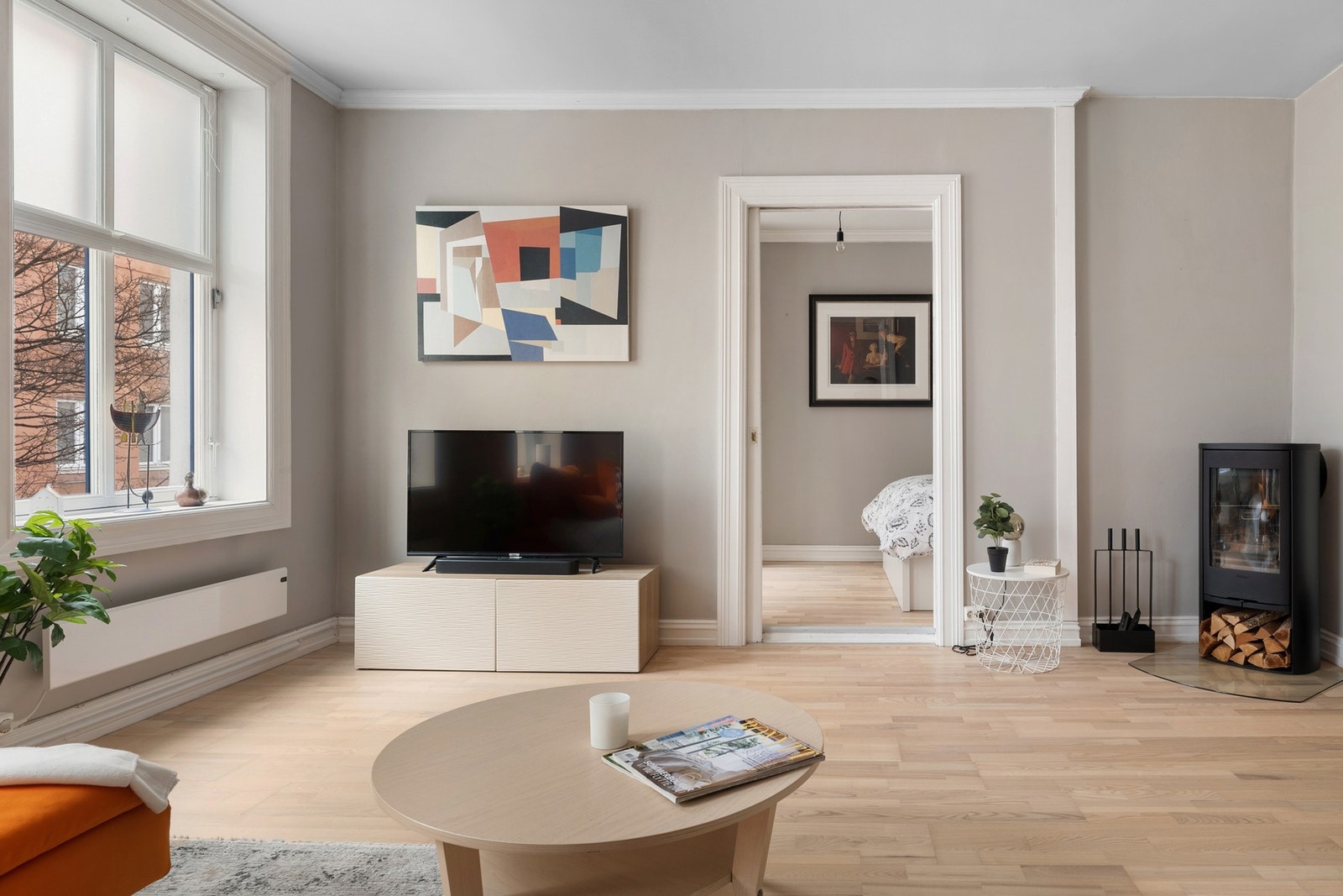 2 panelovner i stuen, en på soverommet og en på kjøkkenet. Galleribilde