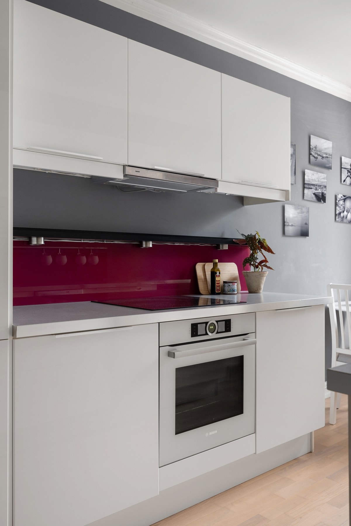 Integrerte hvitevarer medfølger og består av stekeovn, nedfelt platetopp, oppvaskmaskin, kjøl og frys Galleribilde