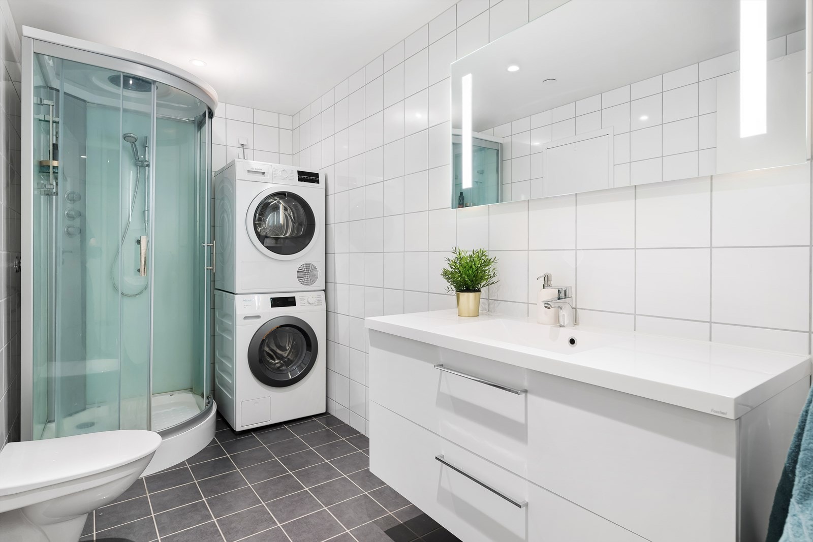 Moderne og helfliset bad med varme i gulv. Galleribilde