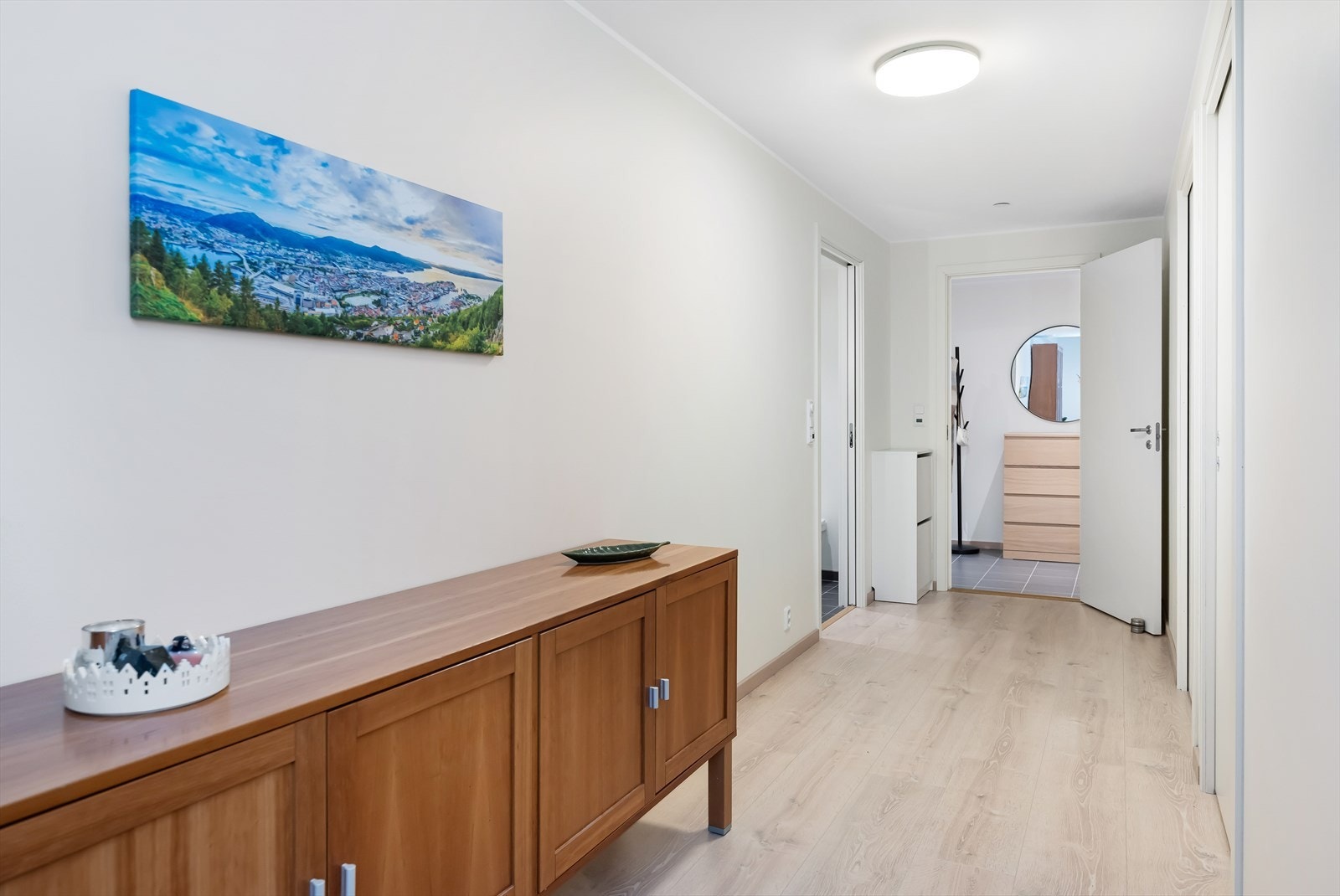 Lys og romslig gang. Også her er det varmekabler i gulv. Galleribilde