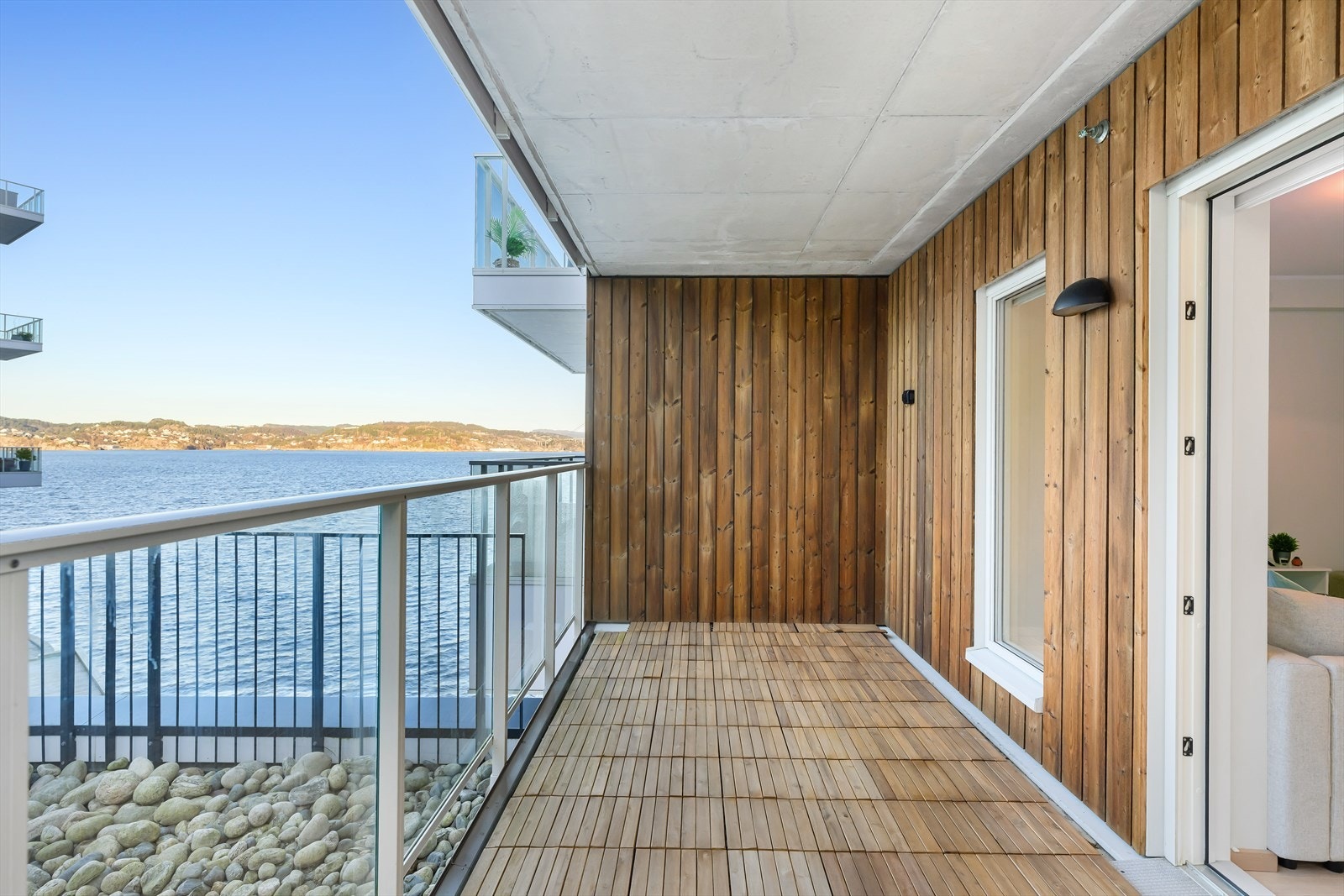 Flott utsikt og god plass til utemøbler. Galleribilde