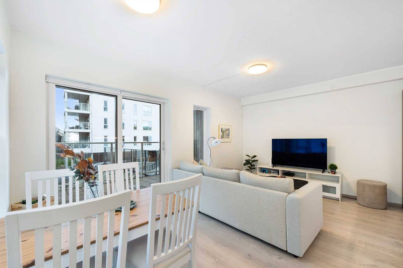 Leiligheten holder høy standard fra byggeår 2021 og har blant annet sprinkleranlegg, balansert ventilasjon og varme i alle gulv. Galleribilde