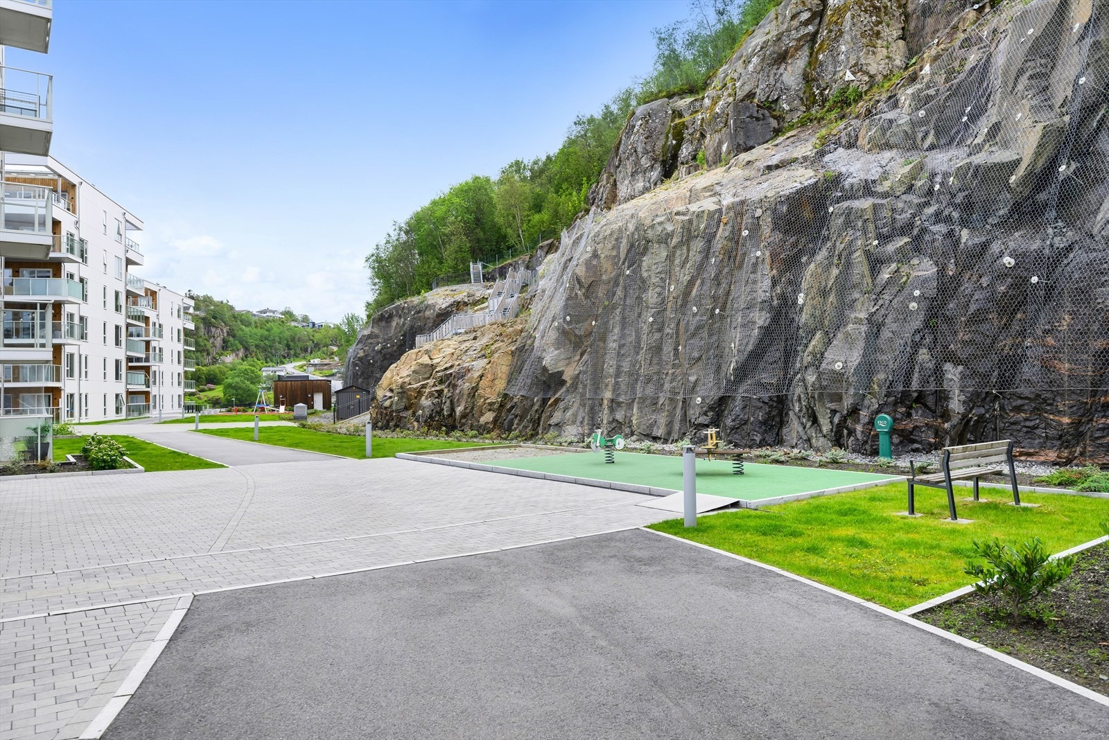 Fellesområdene er pent opparbeidet med lekeplasser, plen og bryggekant. Galleribilde