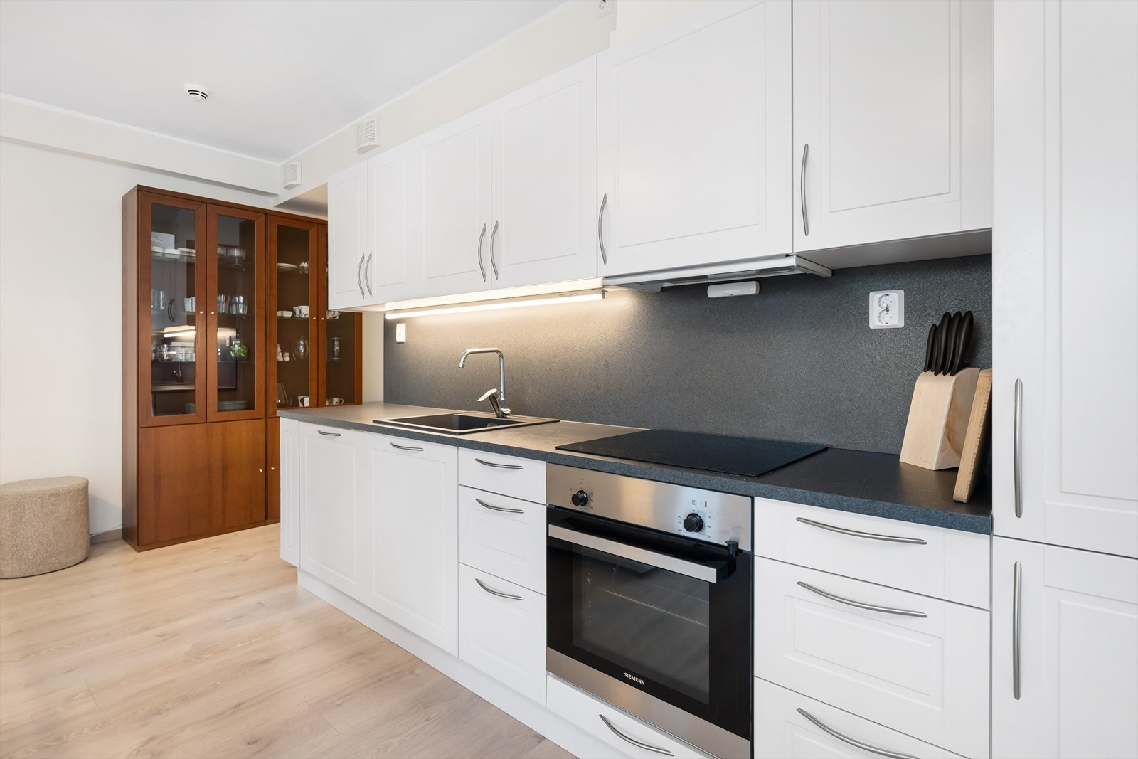 Godt med skap- og benkeplass. Galleribilde