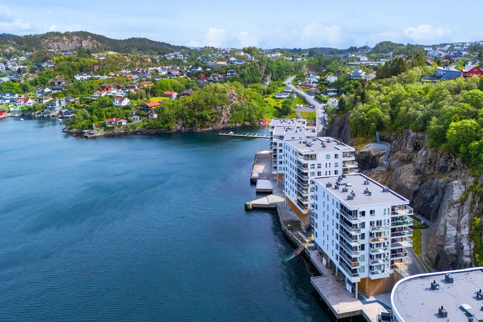 Breivik brygge Borettslag 1 omfatter 44 leiligheter i to lavblokker fordelt på 2, 3 og 4 roms med privat balkong. Galleribilde