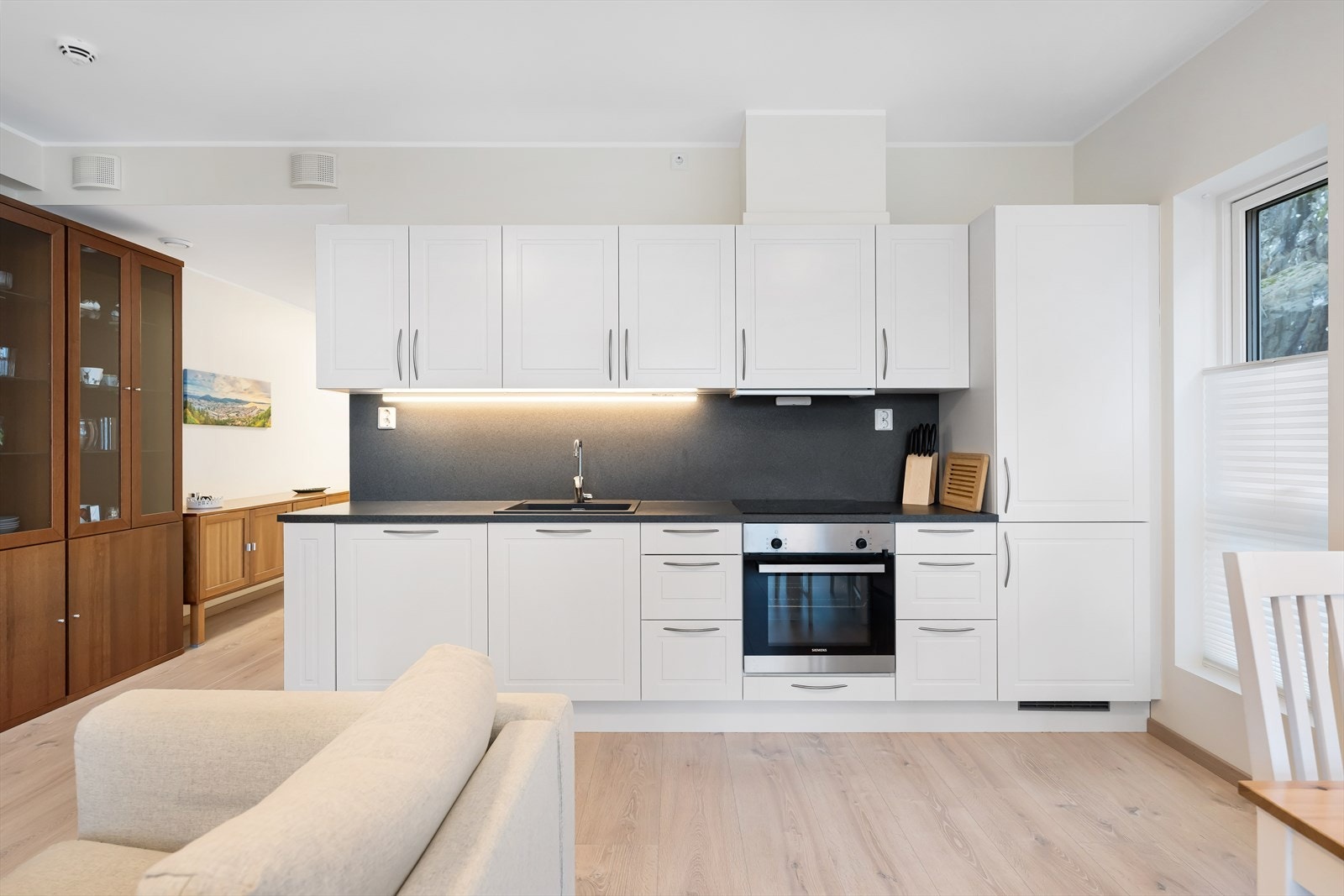 Flott kjøkken fra Norema. Kjøkkenet er forlenget ift standardleveranse og det er lagt til backsplash plate mellom benkeplate og overskap. Galleribilde