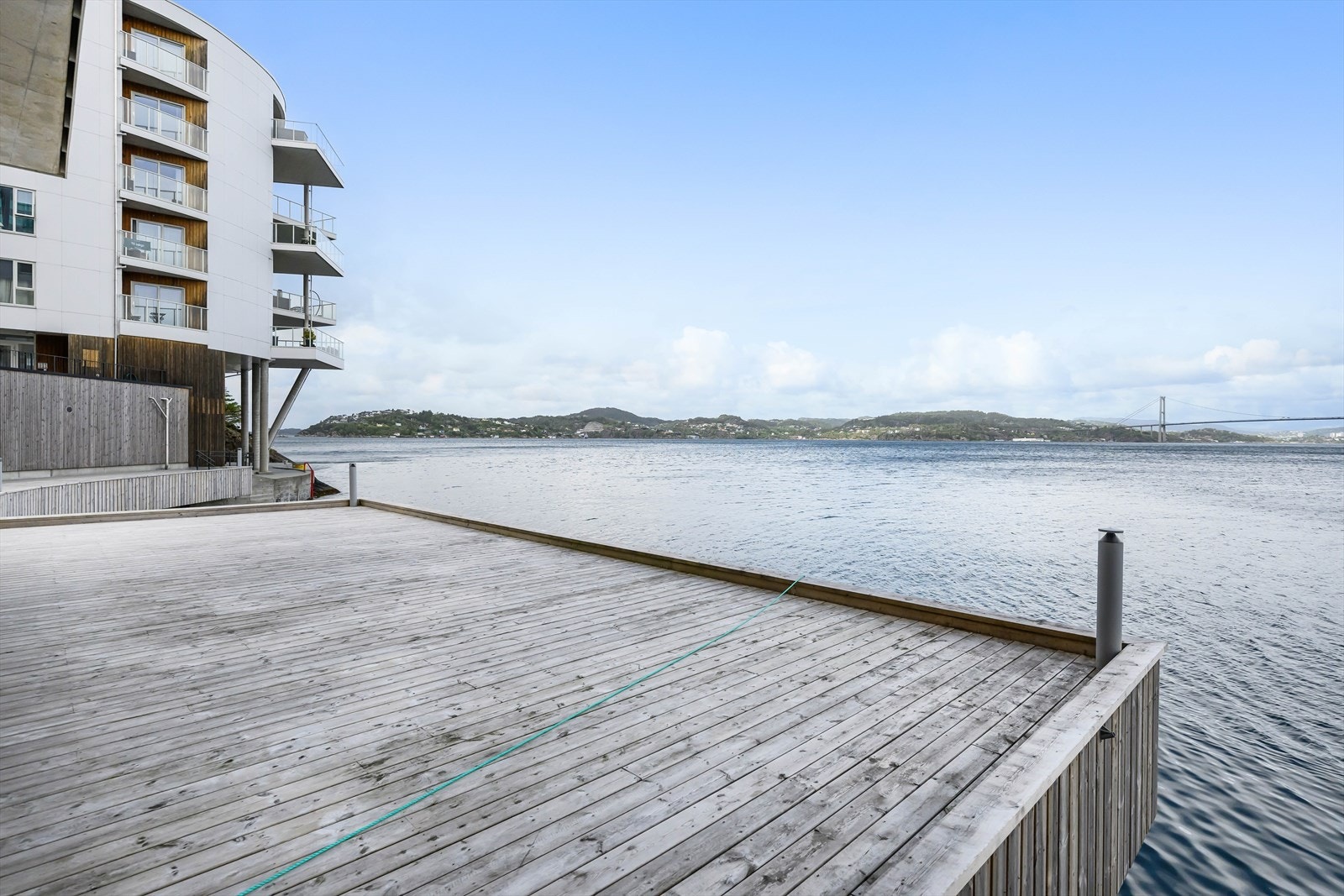 Stor felles brygge. Galleribilde