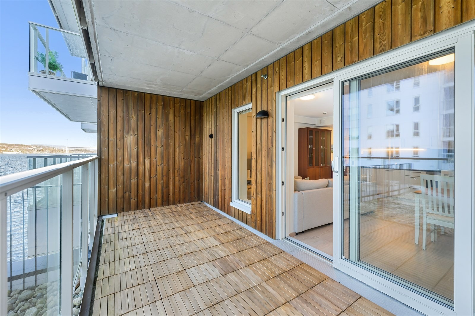 Eier har lagt tregulv oppå betongen. Galleribilde