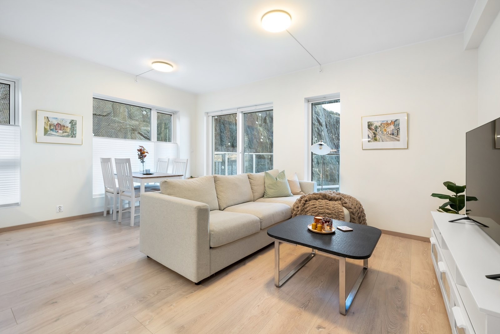 Stuen er malt i en tidløs hvitfarge og det er lagt et pent gulv med varmekabler. Galleribilde