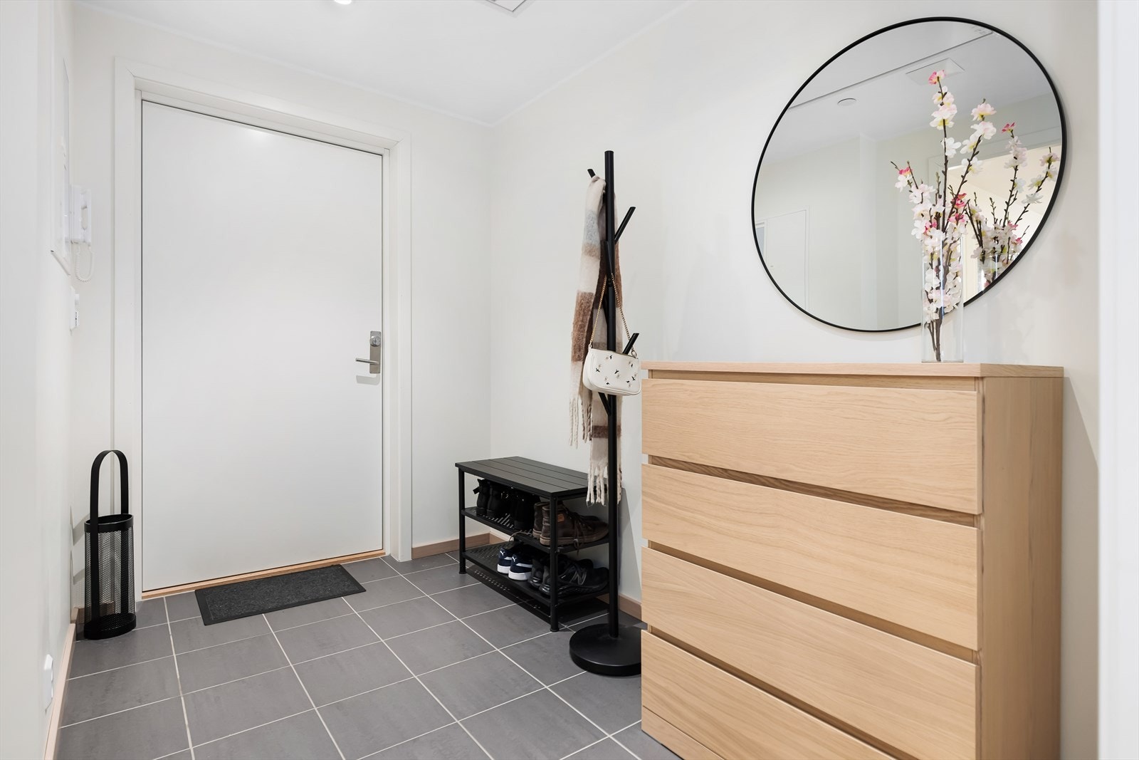 Romslig, flislagt entre som måler ca. 5 kvm. Galleribilde