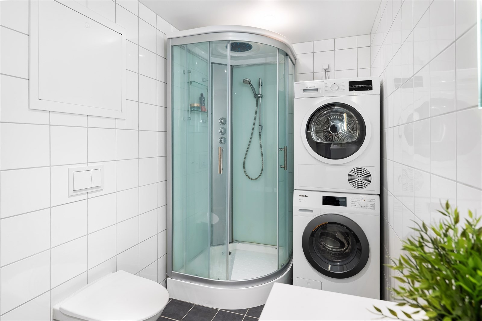 Badet måler 5,5 kvm. Galleribilde