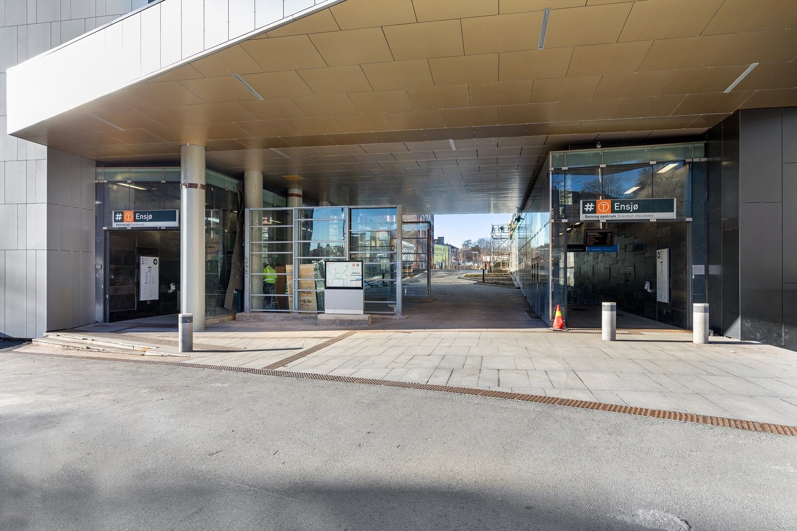 Sameiene i tilknytning til Ensjø Torg ligger som et lokk over t-banestasjonen. Dette bidrar til kort vei og lite støy fra t-banen! Galleribilde