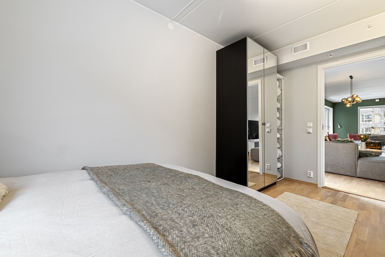 Det er også godt med oppbevaringsplass i garderobeskap. Galleribilde