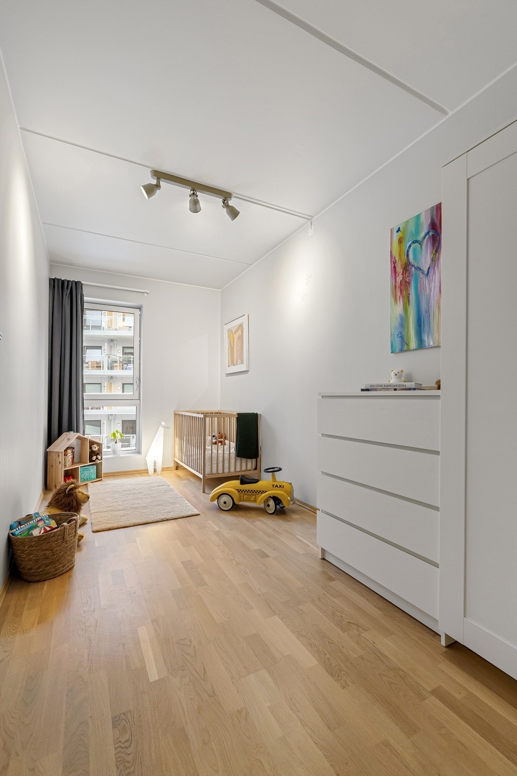 Soverom 3 har også en fin størrelse - perfekt barnerom eller kontor. Her er det også god plass til garderobeskap. Galleribilde