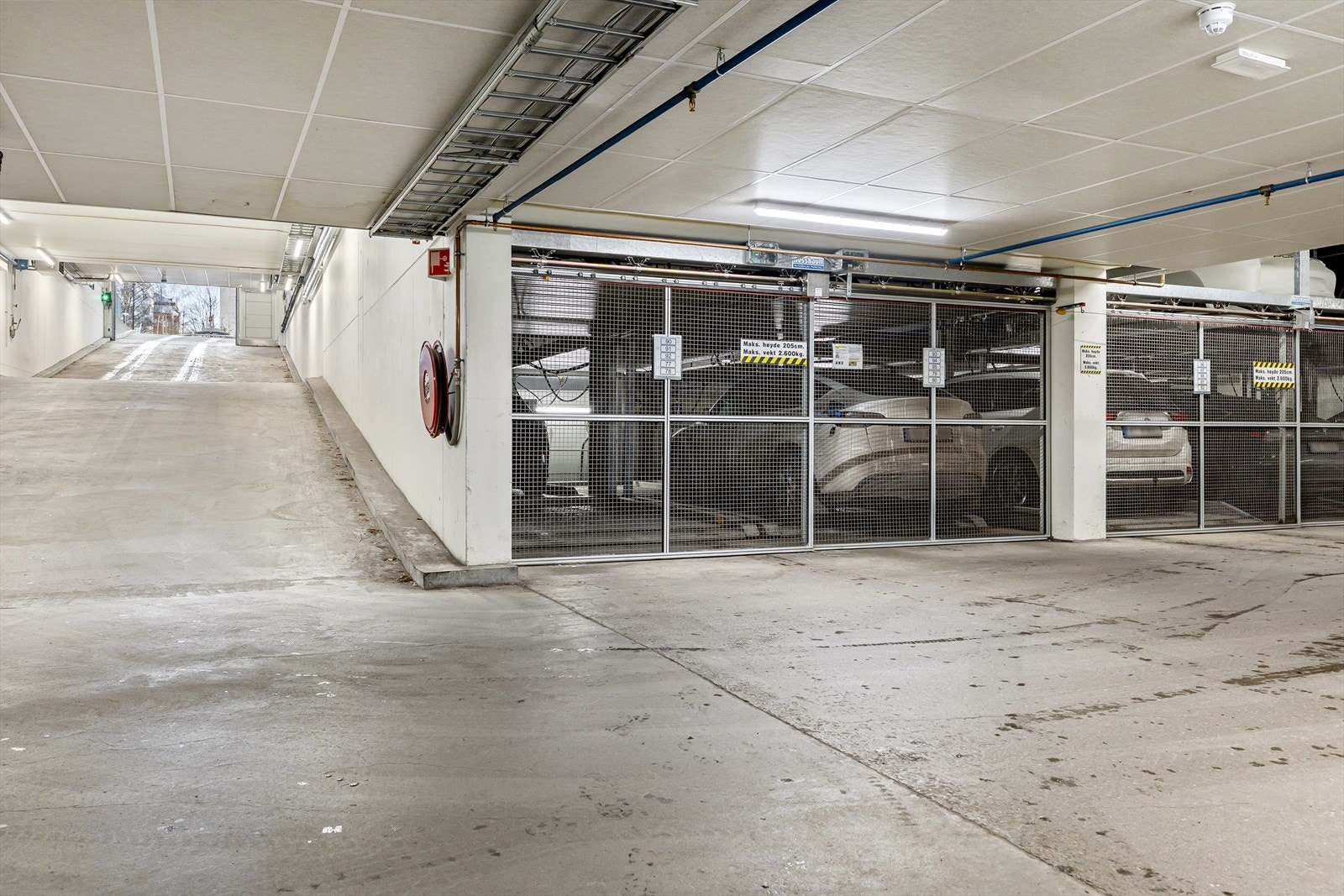 Med leiligheten følger også egen garasjeplass. Galleribilde