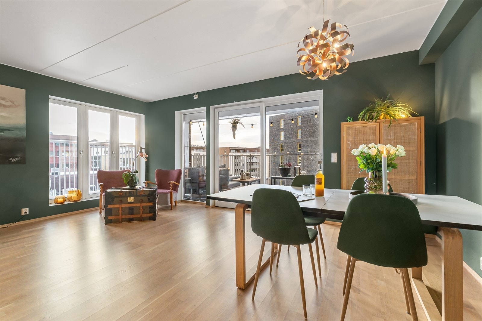 Det er god plass til spisegruppe i stuen. Galleribilde