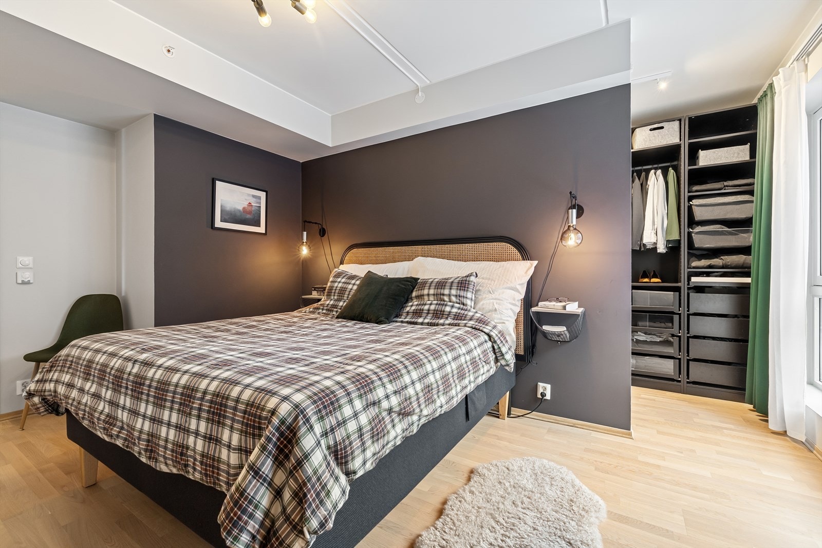 Rommet oppleves som en egen avdeling med walkin-garderobe og eget masterbad i tilknytning. Galleribilde