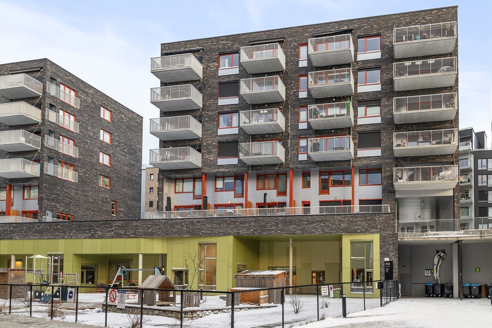 Det er barnehage i byggets underetasje. Galleribilde