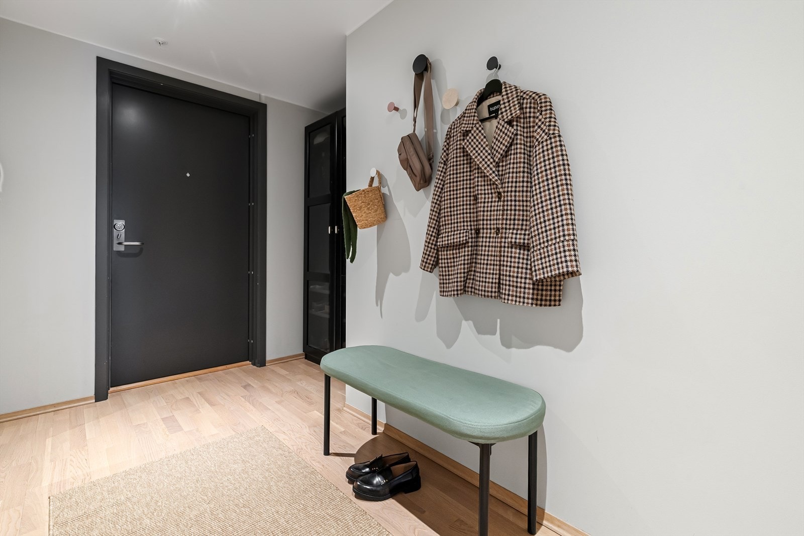 Velkommen inn! I entréen er det garderobeskap og god plass til oppheng av jakker. Galleribilde