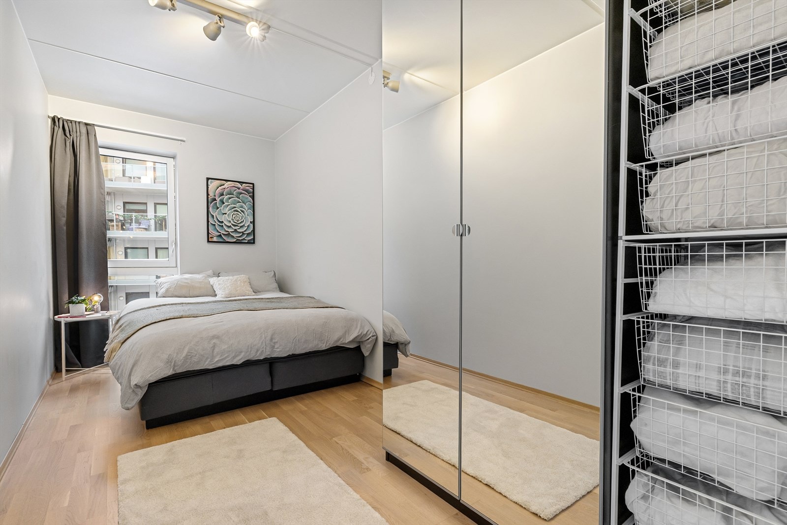 Soverom 2 har god plass til dobbeltseng og egner seg ypperlig som gjesterom eller barnerom. Galleribilde