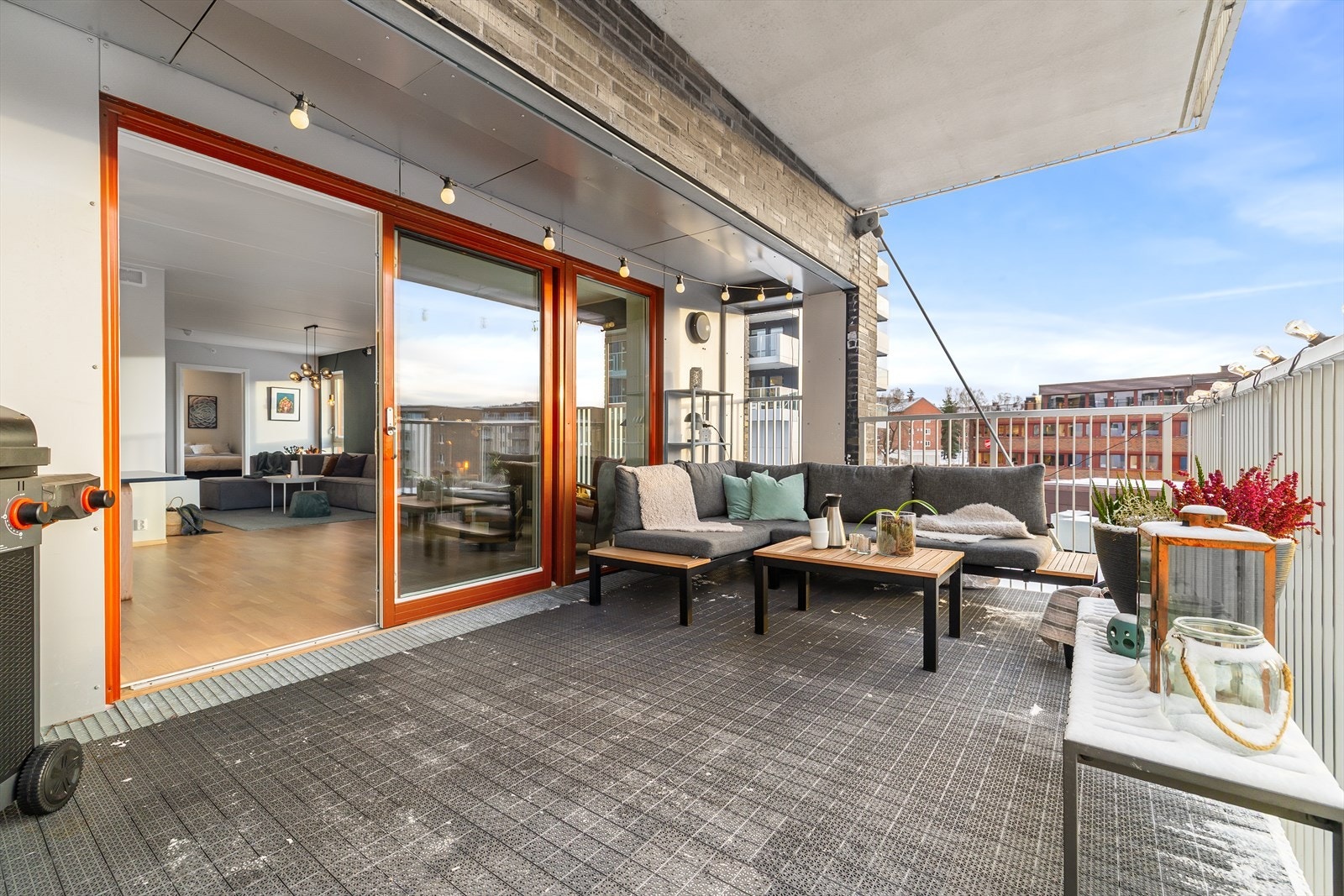 Leiligheten har en hele 17 kvm sydvendt balkong med god plass til utendørs sitte- og spisegruppe om ønskelig. Galleribilde