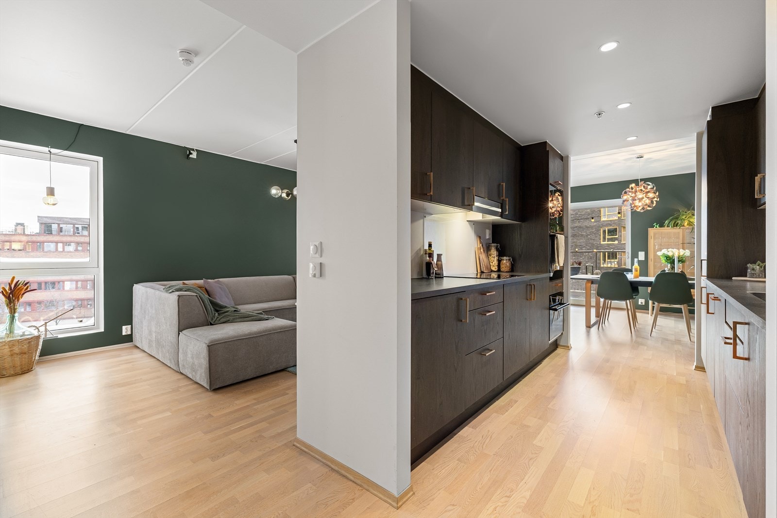 Kjøkkenet er plassert noe tilbaketrukket og har svært godt med skap- og benkeplass. Galleribilde