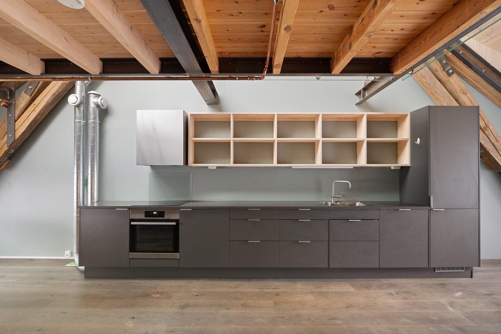 Kjøkken med alle hvitevarer Galleribilde