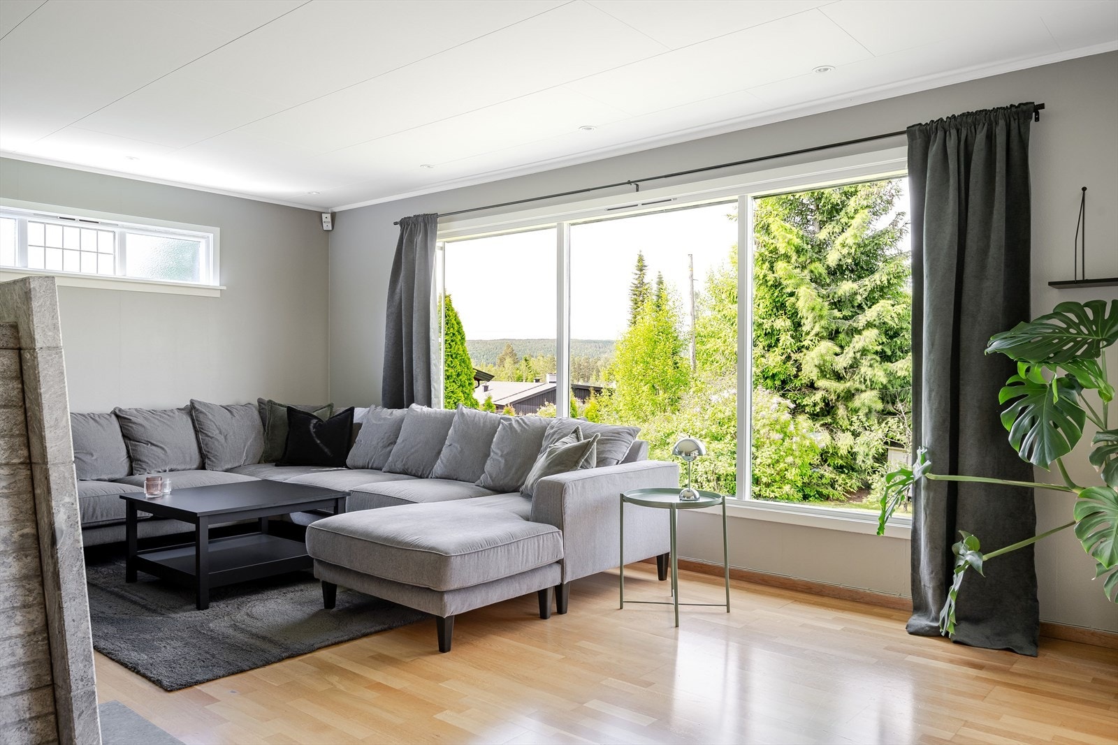 Lys og romslig stue med store vindusflater som slipper inn rikelig med naturlig lys, samt åpner opp for utsikten. Galleribilde