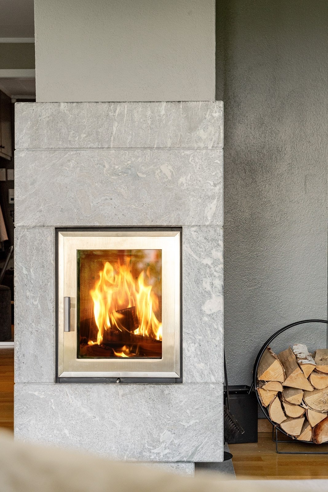 I stuen er det en lekker klebersteinsovn med peisinnsats som både gir god varme og bidrar til ekstra hygge. Galleribilde