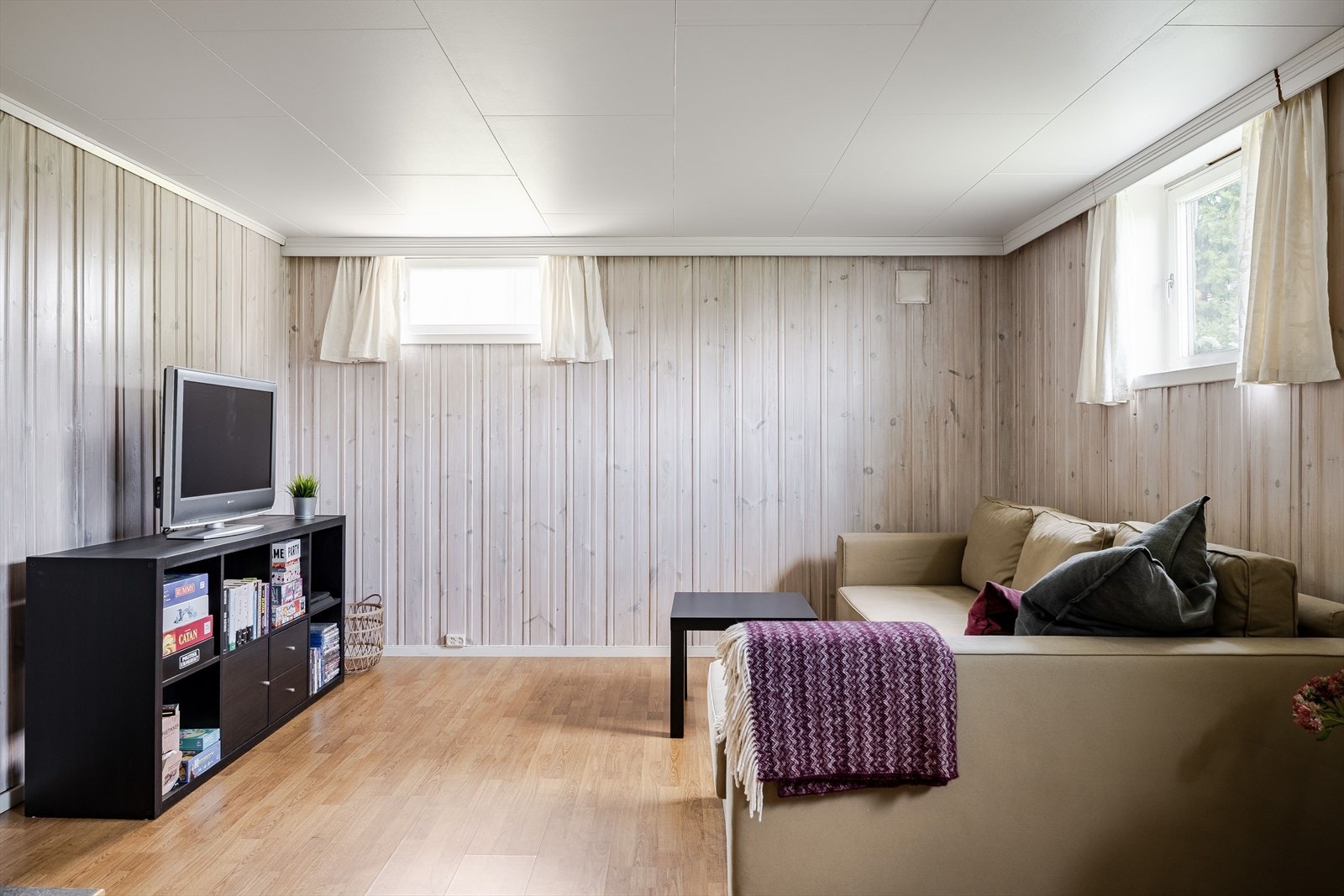 Stuen har laminat på gulv, lysnet trepanel på veggene og vinduer mot to ulike himmelretninger som slipper inn fint lys. Galleribilde