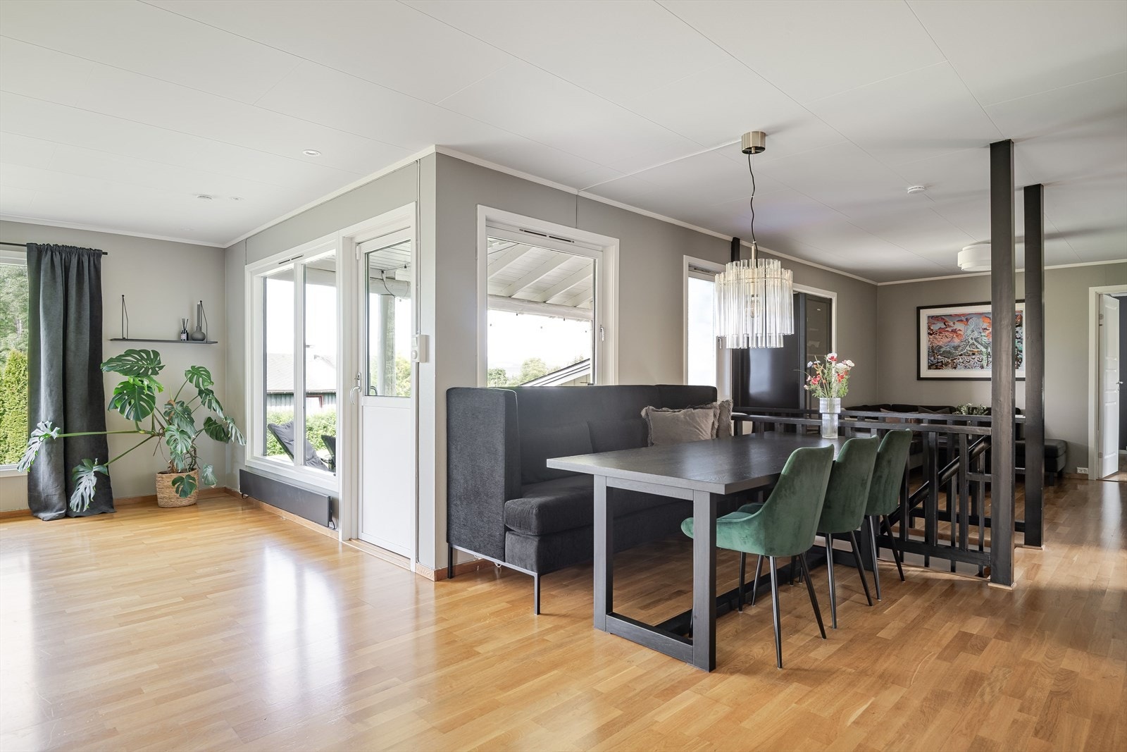 Boligen har en god og familievennlig planløsning med store fine oppholdsrom, 3 soverom og bad i 1. etasje. I tillegg er det innredet med kjellerstue
og bad/vaskerom i kjelleren. Galleribilde