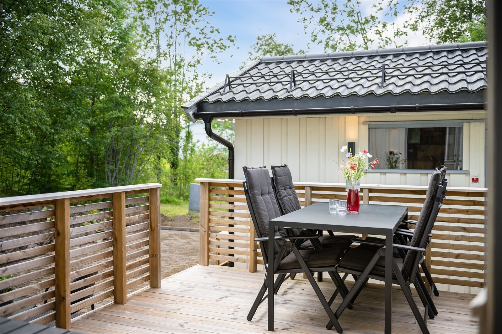 Fra kjøkkenet er det utgang til en flott terrasse med deilig morgensol - en perfekt frokostplass! Galleribilde