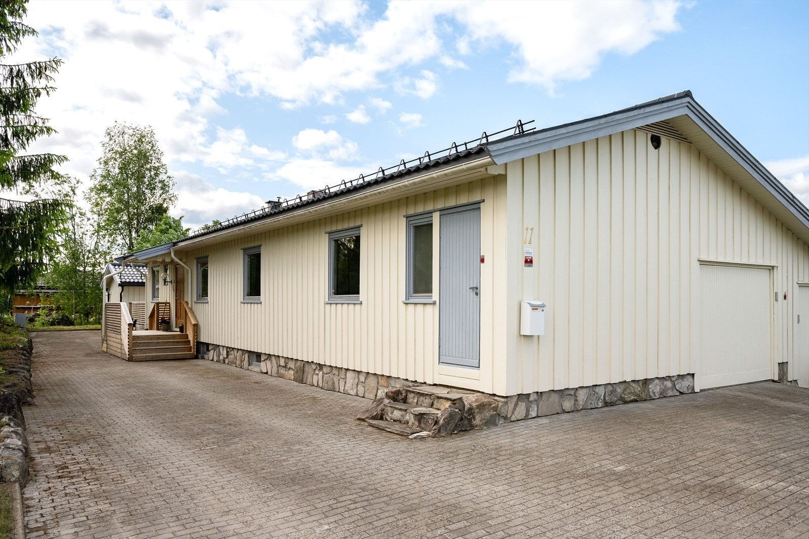 Gårdsplassen er pent opparbeidet med belegningsstein. Galleribilde