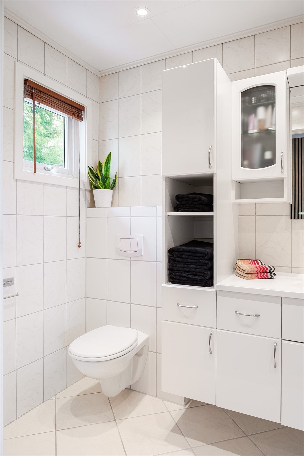 Lyst og pent baderom i 1. etasje. Baderommet som ble pusset opp i 2005 har fliser på gulv og vegger, deilig gulvvarme, downlights i himlingen og mekanisk avtrekksvifte. Galleribilde