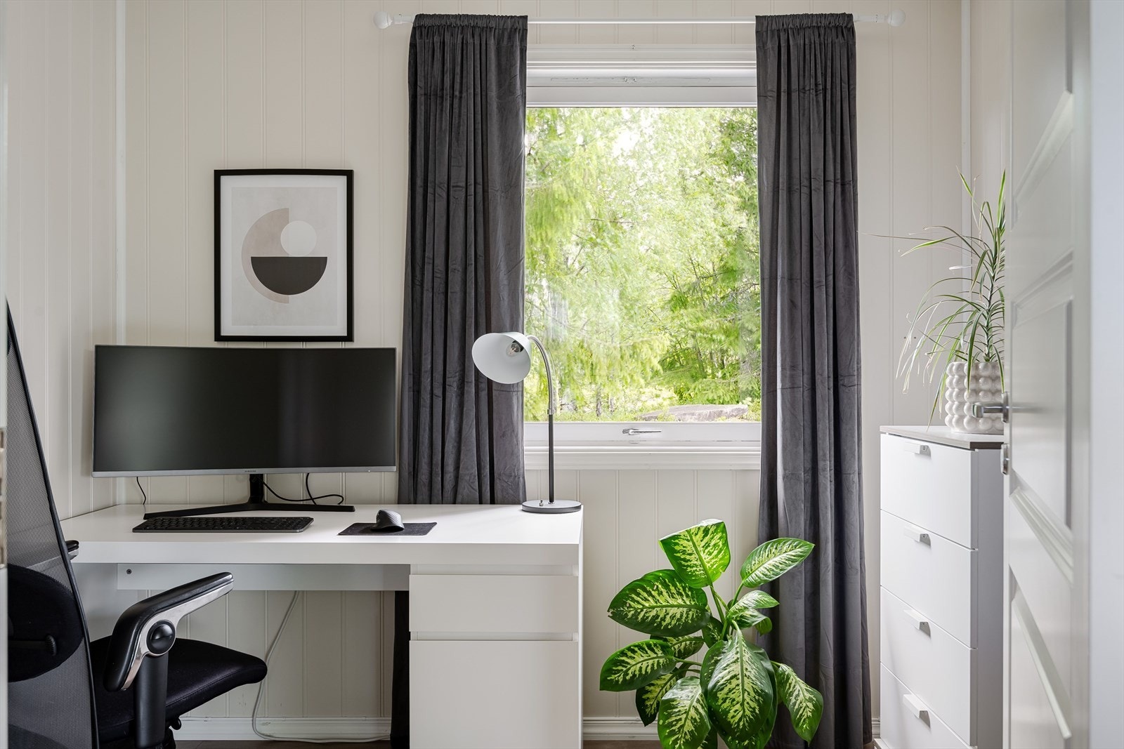 Soverom 3 er i dag innredet som et lyst og fint kontor. Galleribilde