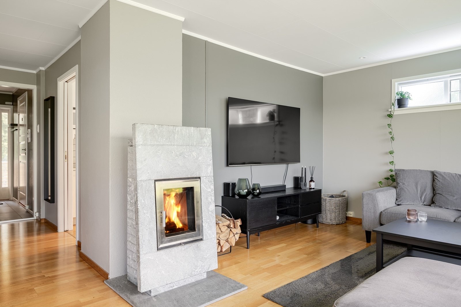 Stuen er enkel å innrede med en stor sofagruppe med salongbord og mediemøblement med tv. Galleribilde