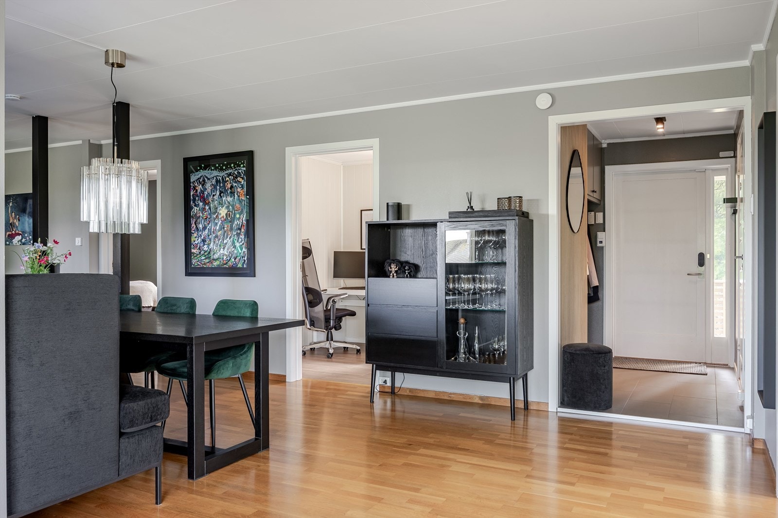 Stuen er romslig og er inndelt i tre ulike soner. Galleribilde