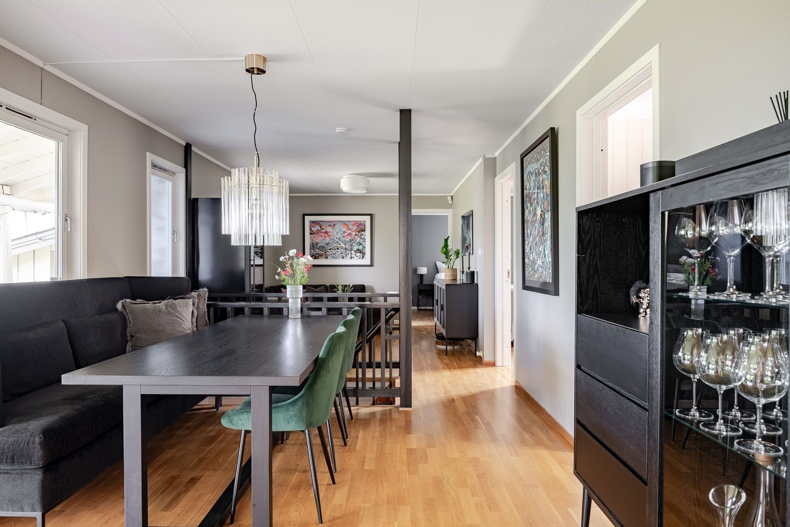 Flott spisestue som ligger i naturlig tilknytning til kjøkkenet. Galleribilde